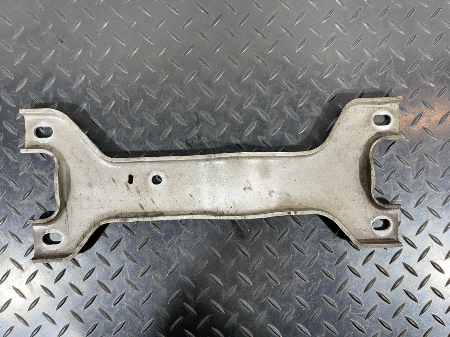 19-ON MERCEDES A CLA C188 V177 EQ 250E EXHAUST SYSTEM CENTRE BRACKET A2474921500