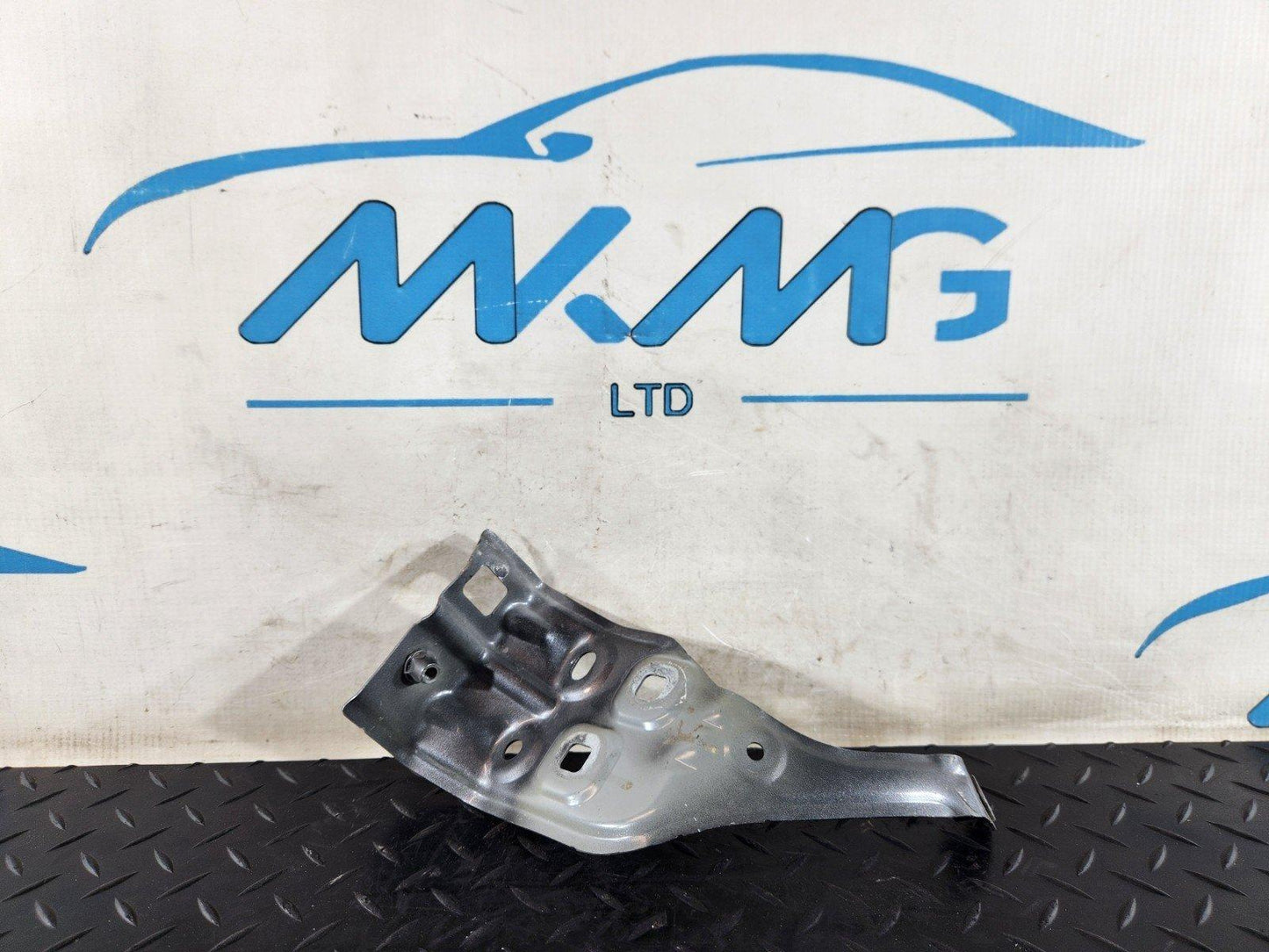 19-ON MERCEDES BENZ B CLASS W247 FRONT RIGHT SIDE WING BRACKET A2478810300