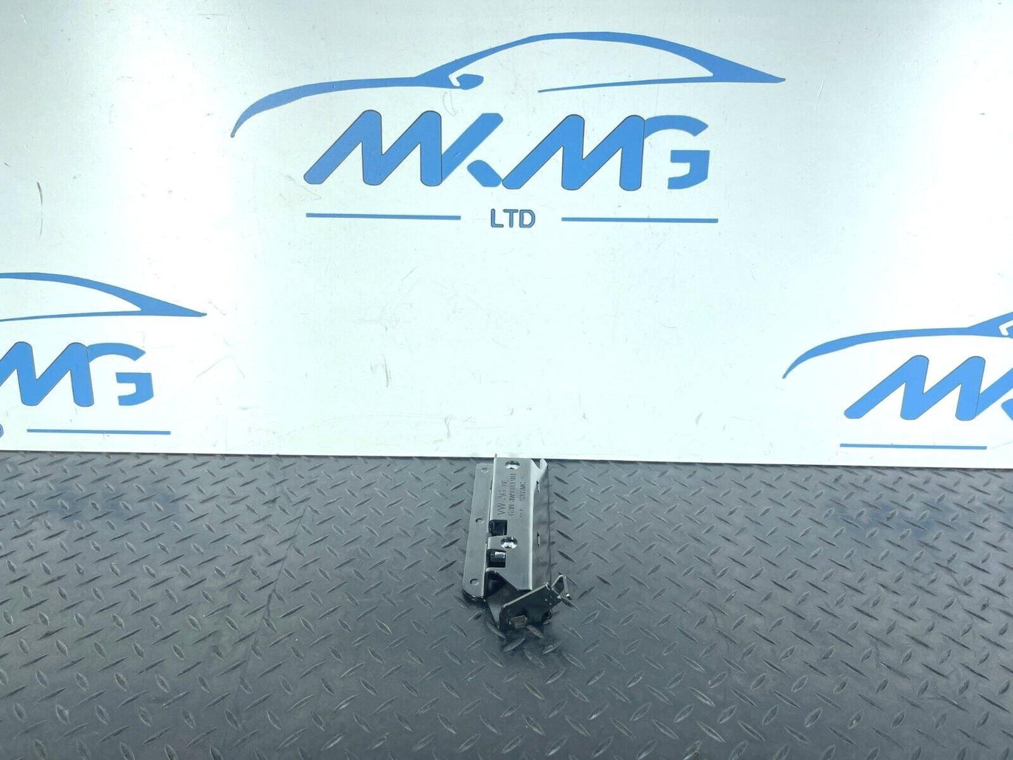 16-19 AUDI A4 B9 GENUINE GENUINE MOUNTING FOR TIE-DOWN EYE 8W9813981