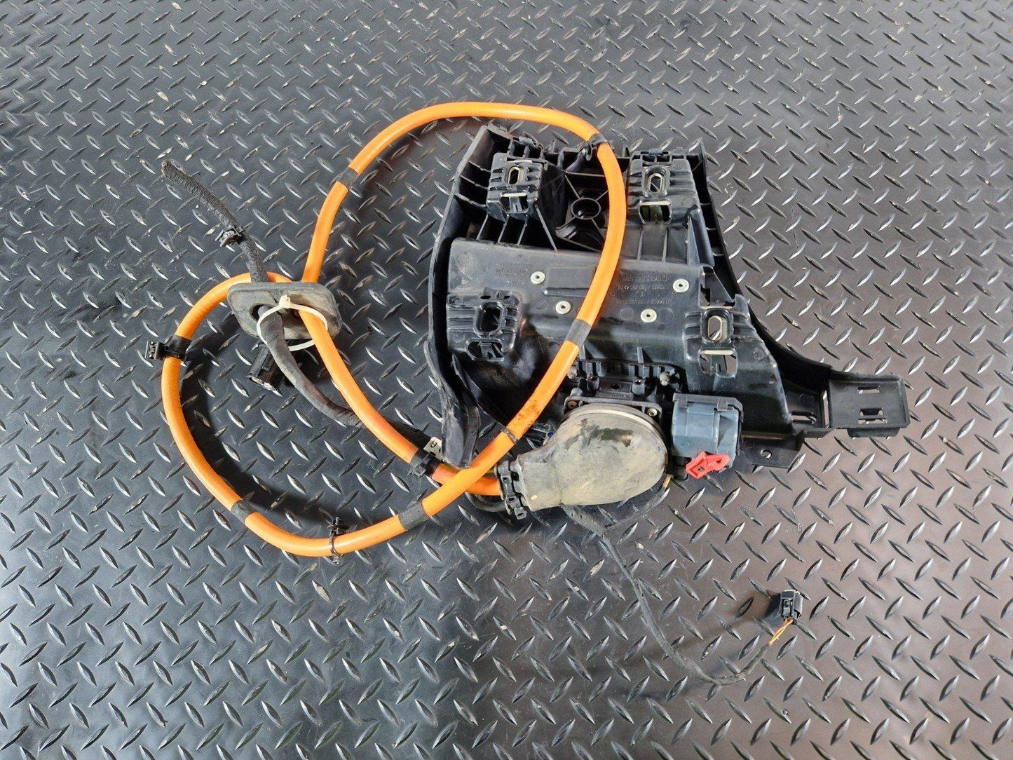 11-19 MERCEDES BENZ GLE W166 CHARGE SOCKET TO BATTERY CHARGER WIRING A1668803903