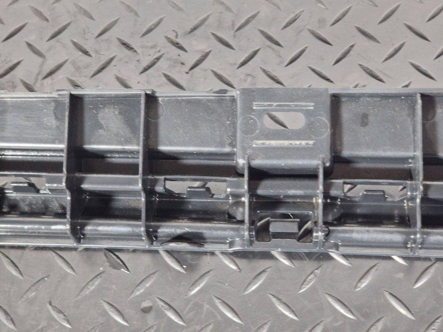 11-18 BMW 6 SERIES F06 SIDESKIRT BRACKET FRONT LEFT PASSENGER SIDE 7276347