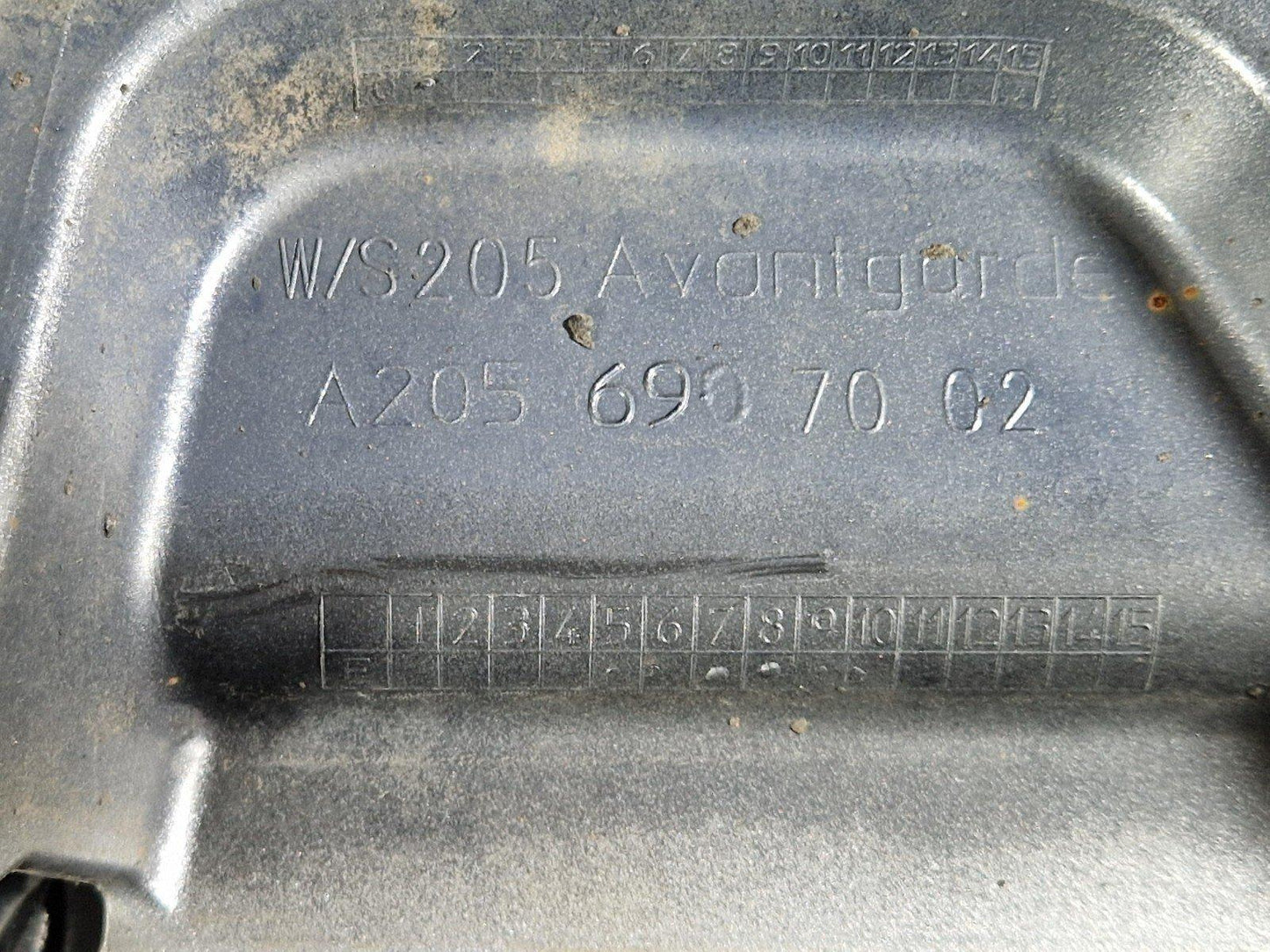 14-21 MERCEDES BENZ W205 RIGHT O/S SKIRT IN SILVER 792 A2056907002 A2056907202