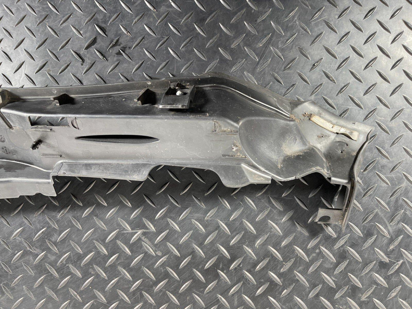 16-19 AUDI A4 B9 AVANT GENUINE RIGHT DRIVER SIDE WING PANEL SEAL 8W0821170