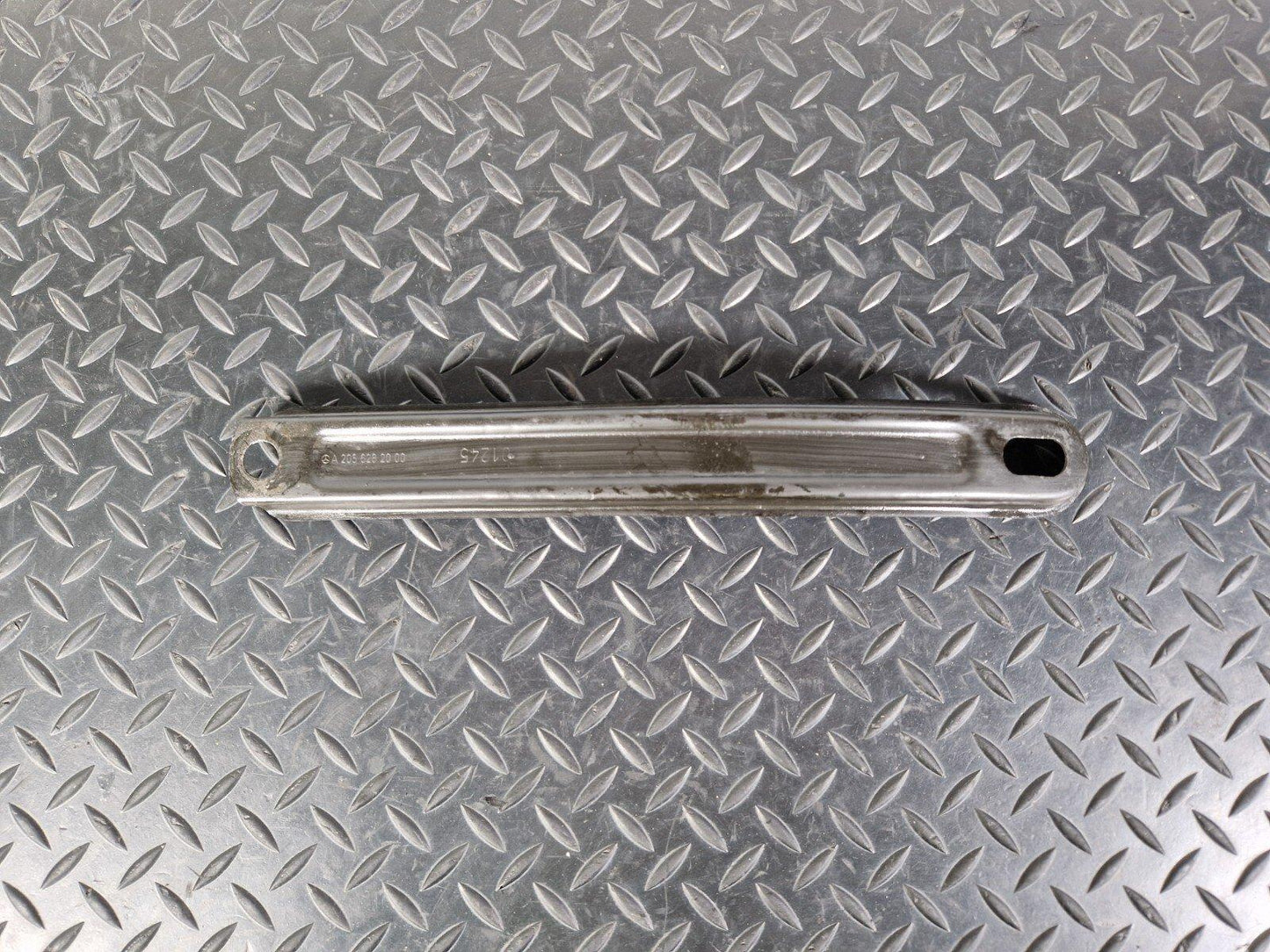 14-21 MERCEDES BENZ C300h W205 FRONT AXLE CARRIER BRACING BRACKET A2056282000