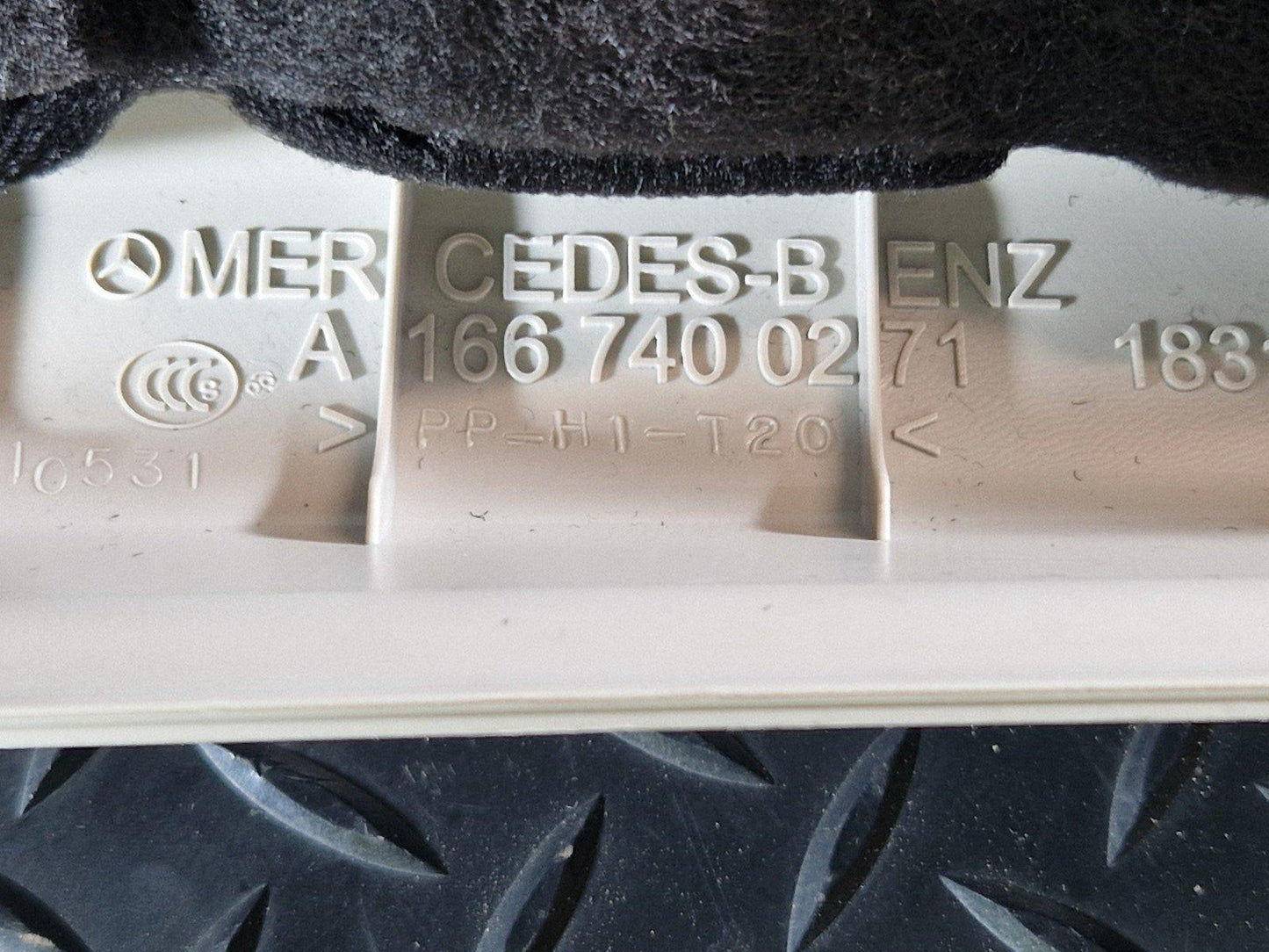 16-19 MERCEDES BENZ GLE W166 GENUINE RHD TAILGATE TRIM A1667400271