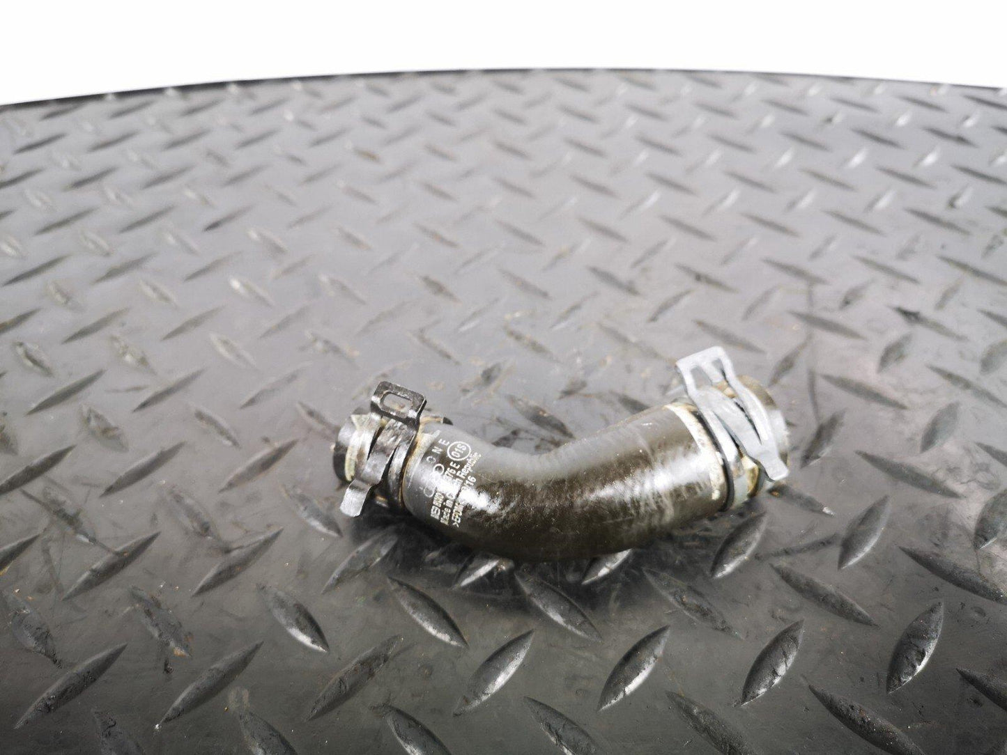 16-19 AUDI A4 B9 S-LINE GENUINE V6 3.0TDI CSW COOLANT PIPE HOSE 8W0819376E