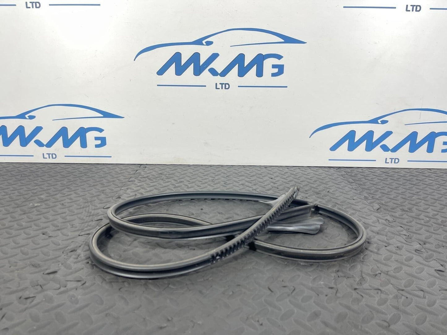 13-19 MERCEDES BENZ CLA C117 FRONT RIGHT DOOR SEAL RUBBER A1176730421
