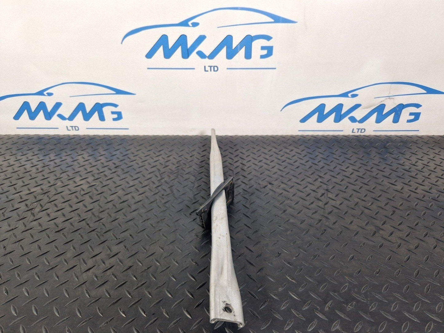 16-19 AUDI A4 B9 GENUINE FRONT RIGHT SUPPORT BRACKET BAR 8W0805646