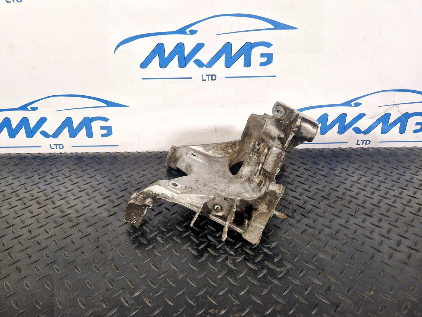 16-19 AUDI A4 B9 2.0 TDI DEU GENUINE RIGHT SIDE ENGINE MOUNT BRACKET 8W0399296E