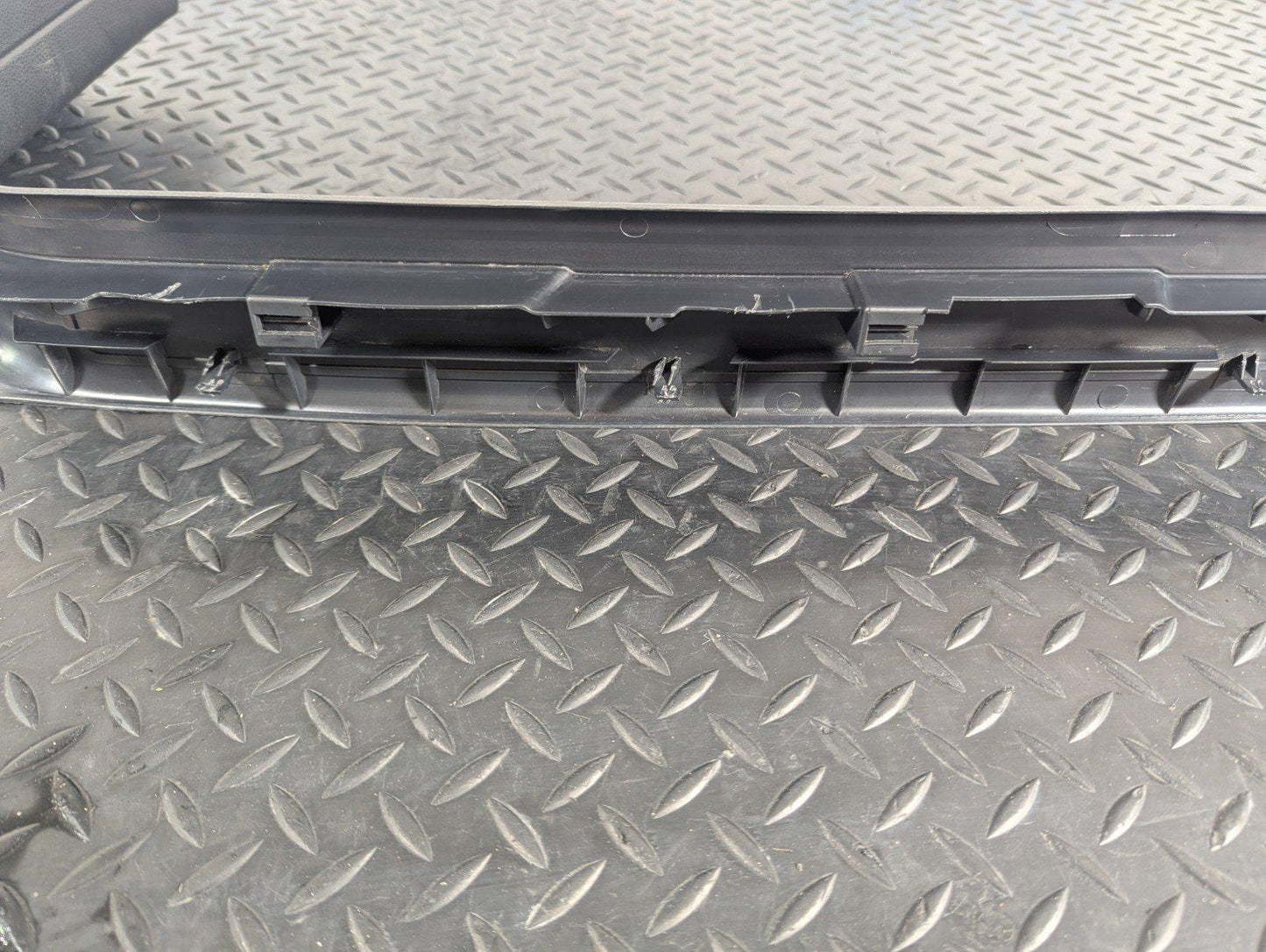 11-19 MERCEDES BENZ ML W166 GENUINE FRONT LEFT UNDERDOOR TRIM A1666801735