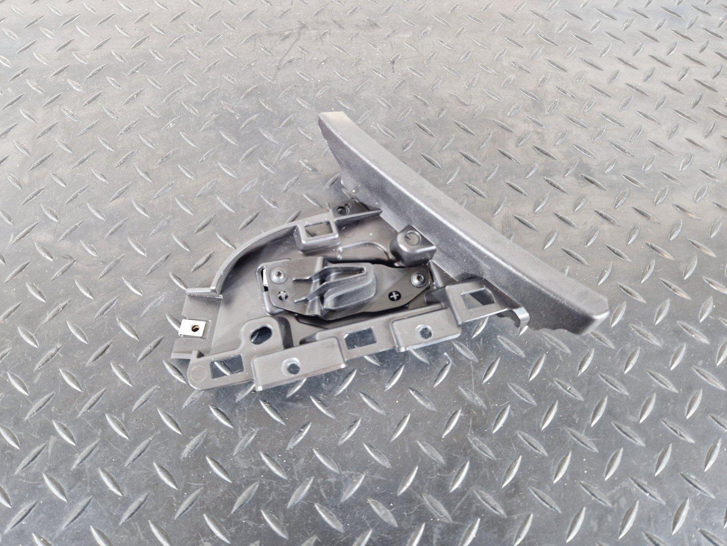 14-19 LAND ROVER L550 DISCOVERY SPORT LEFT DASH TRIM BRACKET FK72-043C27-BAW