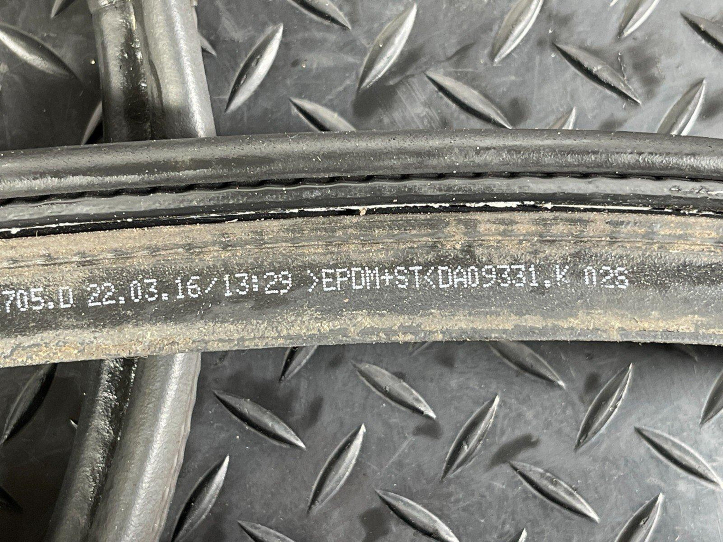 16-19 AUDI A4 B9 SALOON GENUINE TAILGATE RUBBER SEAL 8W5827705D