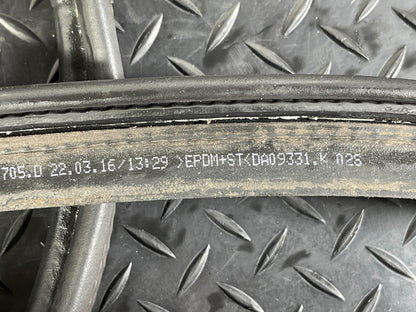 16-19 AUDI A4 B9 SALOON GENUINE TAILGATE RUBBER SEAL 8W5827705D