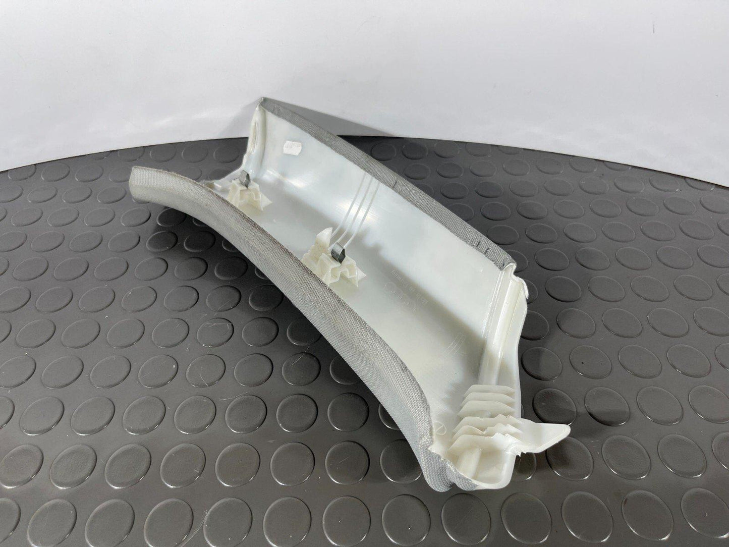16-19 AUDI A4 B9 ESTATE GENUINE REAR RIGHT DRIVER SIDE C-PILLAR TRIM 8W9867288