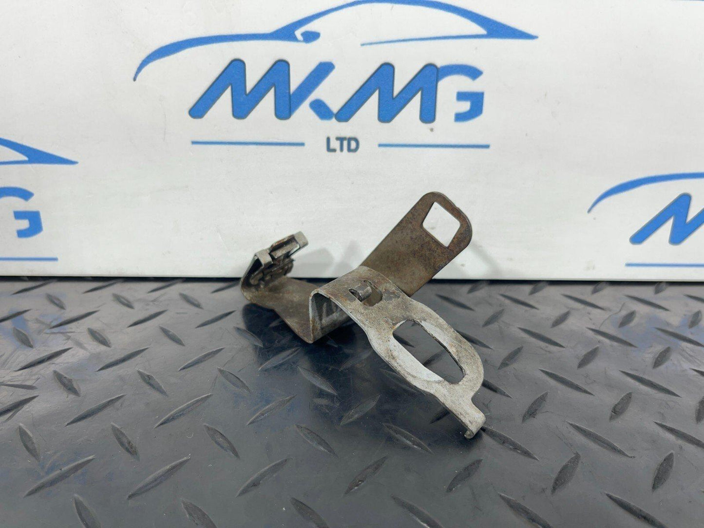 14-21 MERCEDES BENZ C300h W205 UNDERSHIELD RIGHT BRACKET A2055240240
