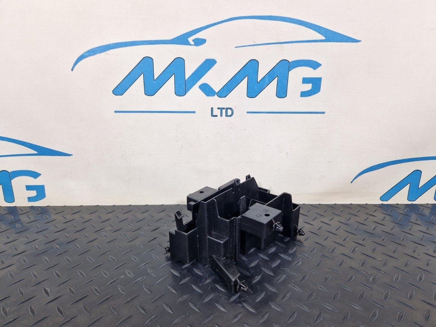 18-ON MERCEDES BENZ SPRINTER W907 GENUINE TRIM A9105450900