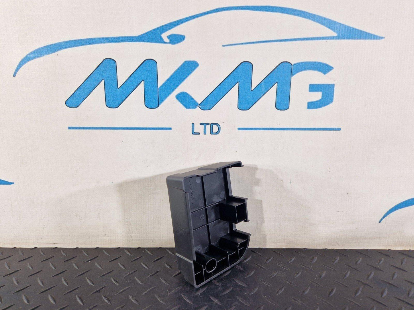 11-19 MERCEDES BENZ ML W166 GENUINE FUEL MODULE CONTROL UNIT COVER A1665450052