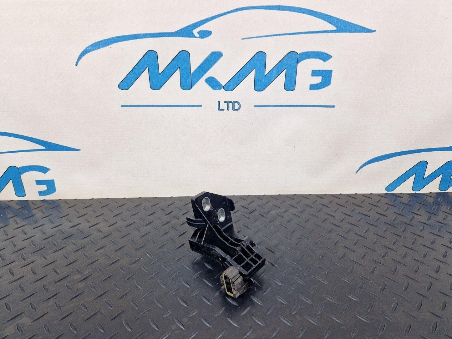 14-21 MERCEDES BENZ C200 W205 FRONT LEFT SLAM PANEL BRACKET A2055014320