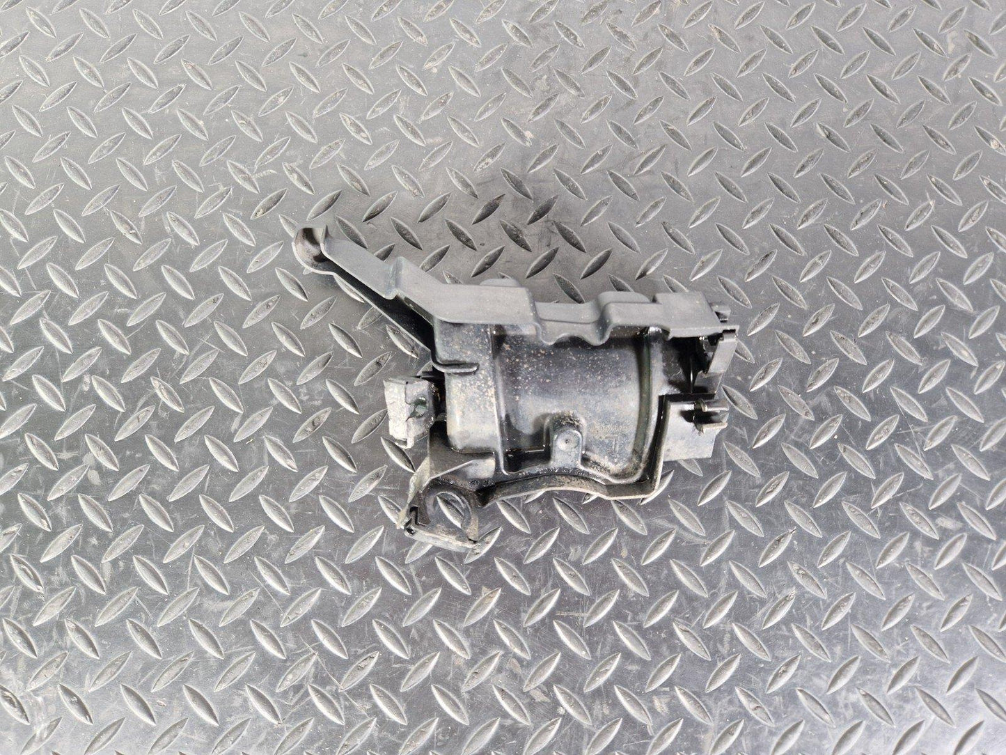 18-ON MERCEDES BENZ A CLASS W177 FRONT LEFT BRAKE HYDRAULIC LINE BRACKET HOLDER