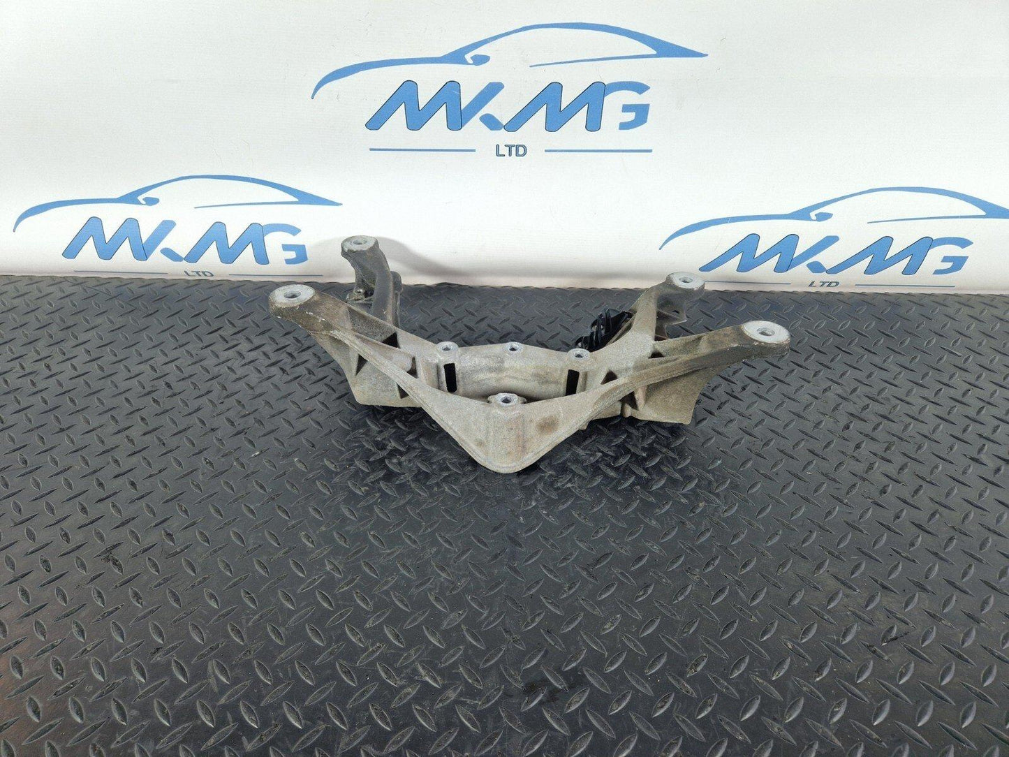 16-19 AUDI A4 B9 GENUINE OEM MANUAL GEARBOX TRANSMISSION BRACKET 8W0399262AD