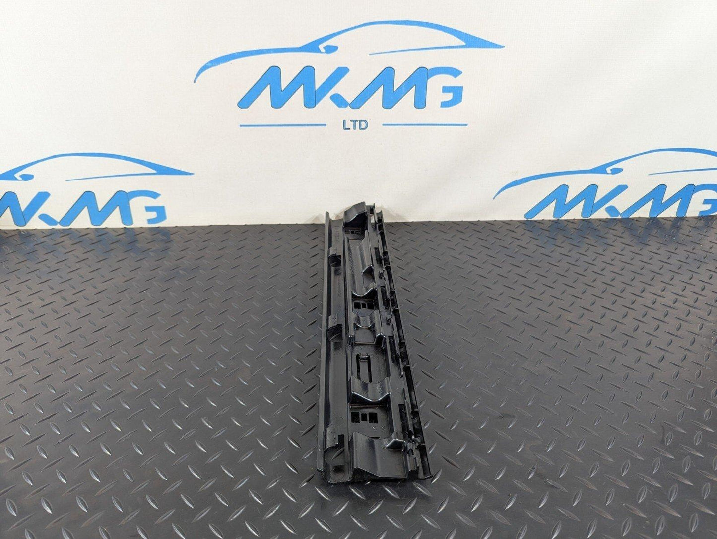 16-22 BMW X1 F48 SIDE SKIRT MOUNTING BRACKET CENTRE MIDDLE RIGHT SIDE 7332329