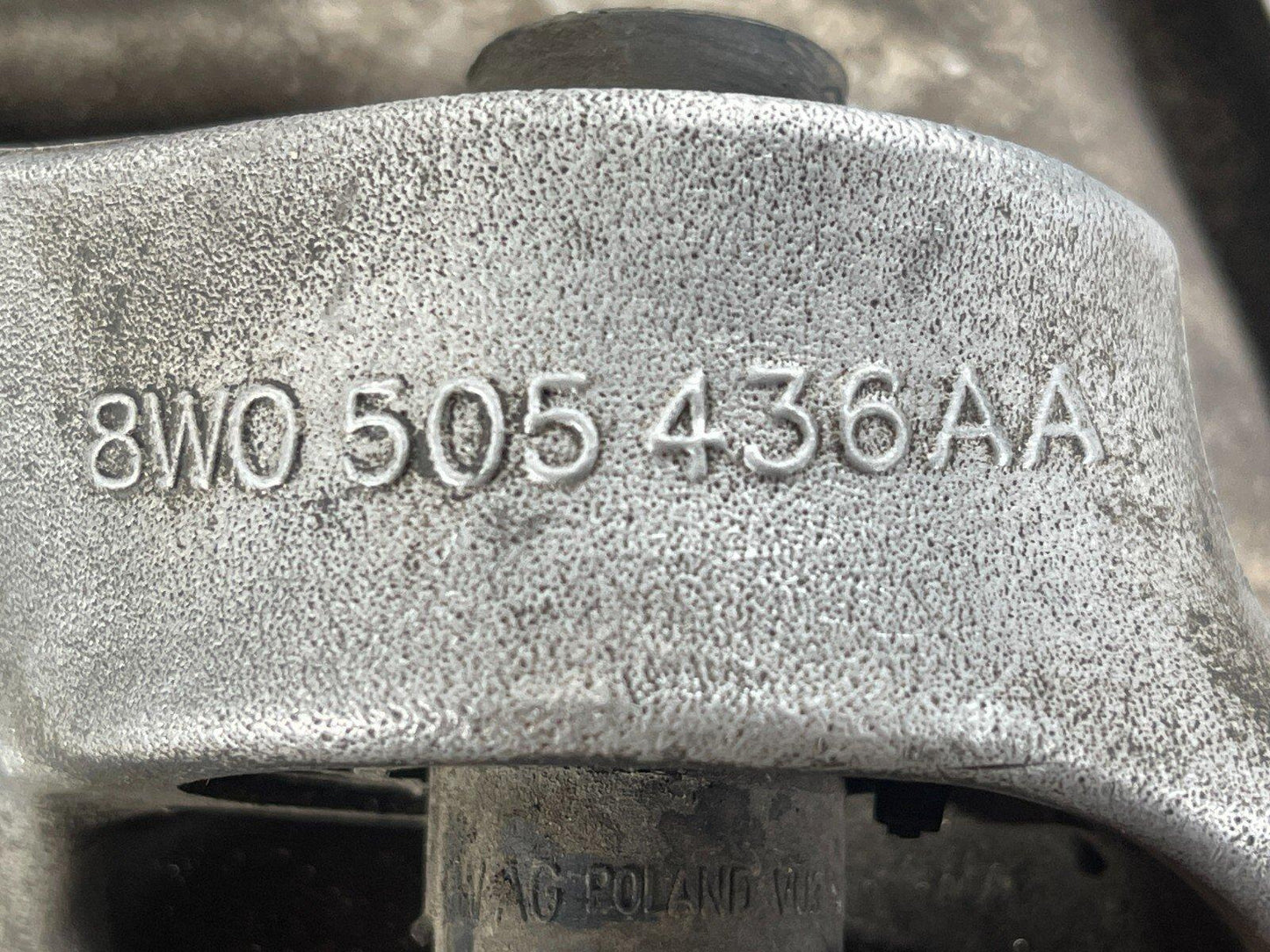 16-19 AUDI A4 B9 QUATTRO GENUINE FRONT RIGHT DRIVER SIDE WHEEL HUB 8W0505436AA