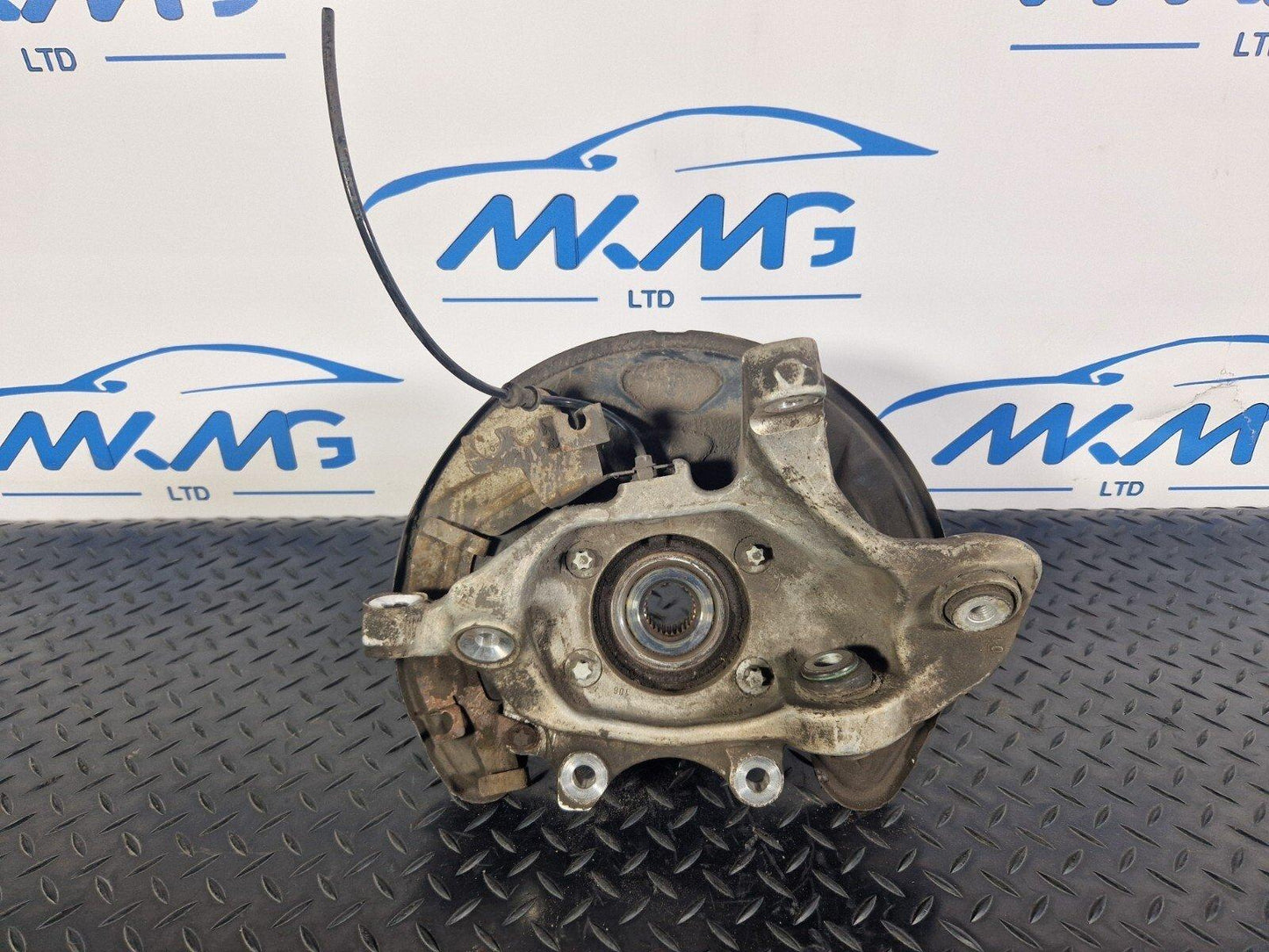 14-21 MERCEDES C350e W205 GENUINE REAR LEFT PASSENGER SIDE WHEEL HUB A2055467380