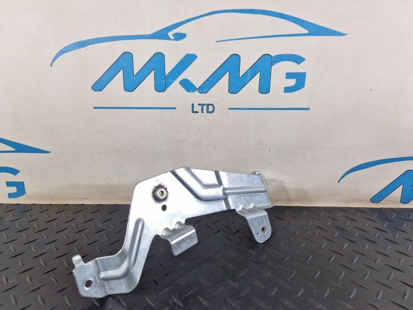 11-19 MERCEDES BENZ ML W166 GENUINE BOOT LINER RIGHT SIDE BRACKET A1668601014