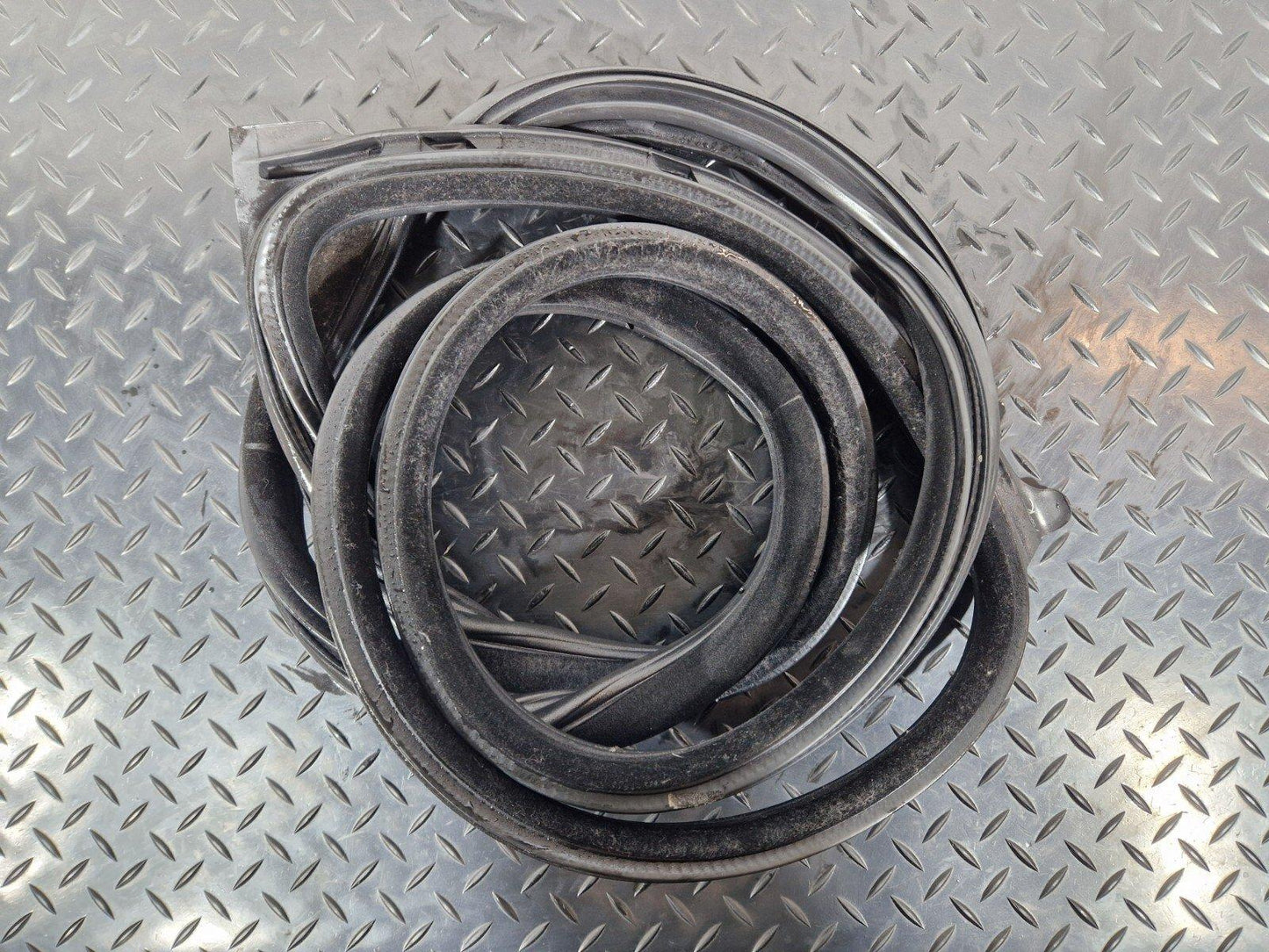 11-18 BMW 6 SERIES F06 REAR LEFT DOOR RUBBER WEATHER SEAL STRIP 7275315