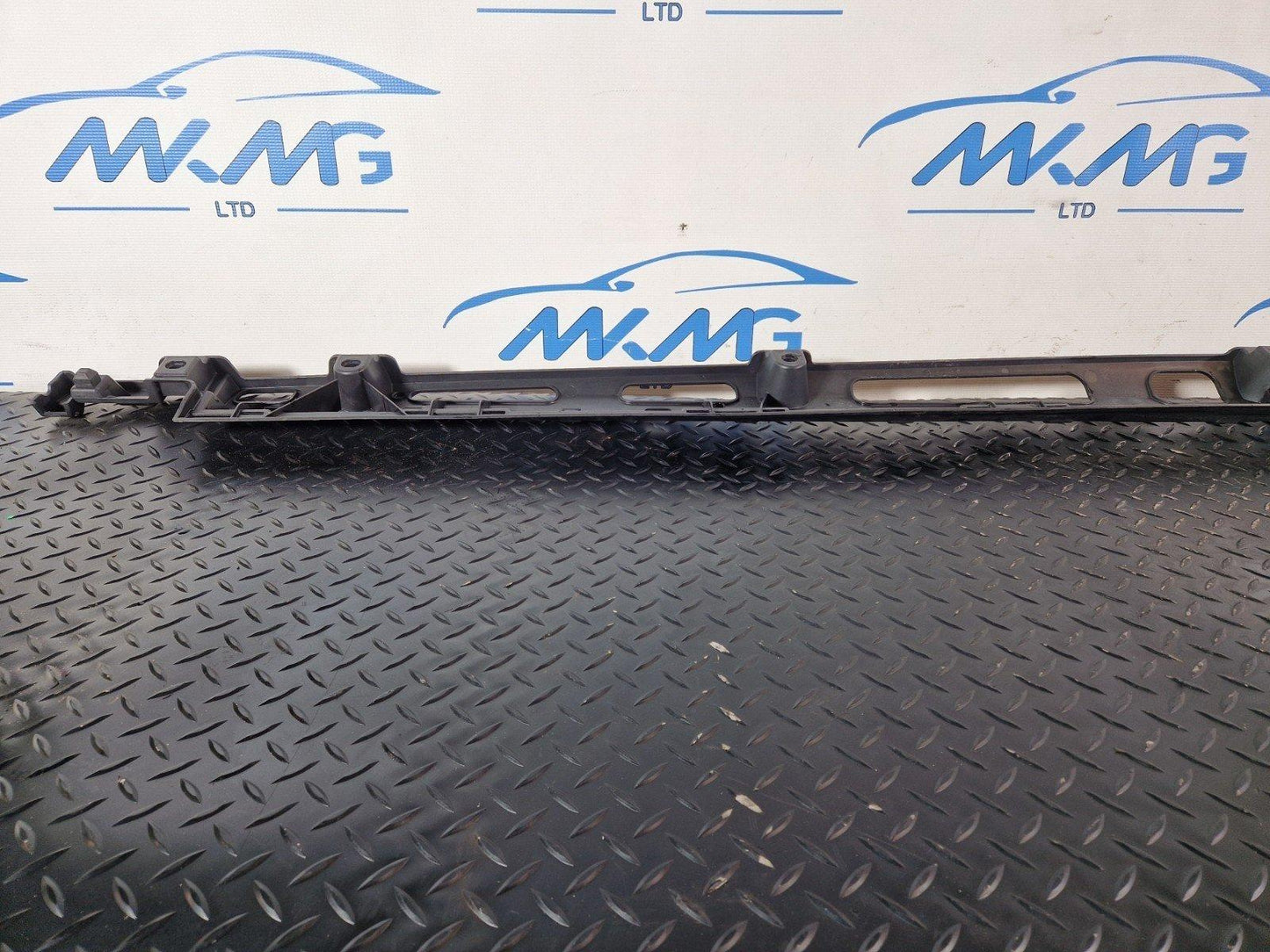11-19 MERCEDES BENZ ML W166 OEM LEFT SIDE SKIRT HOLDER BRACKET A1666980127