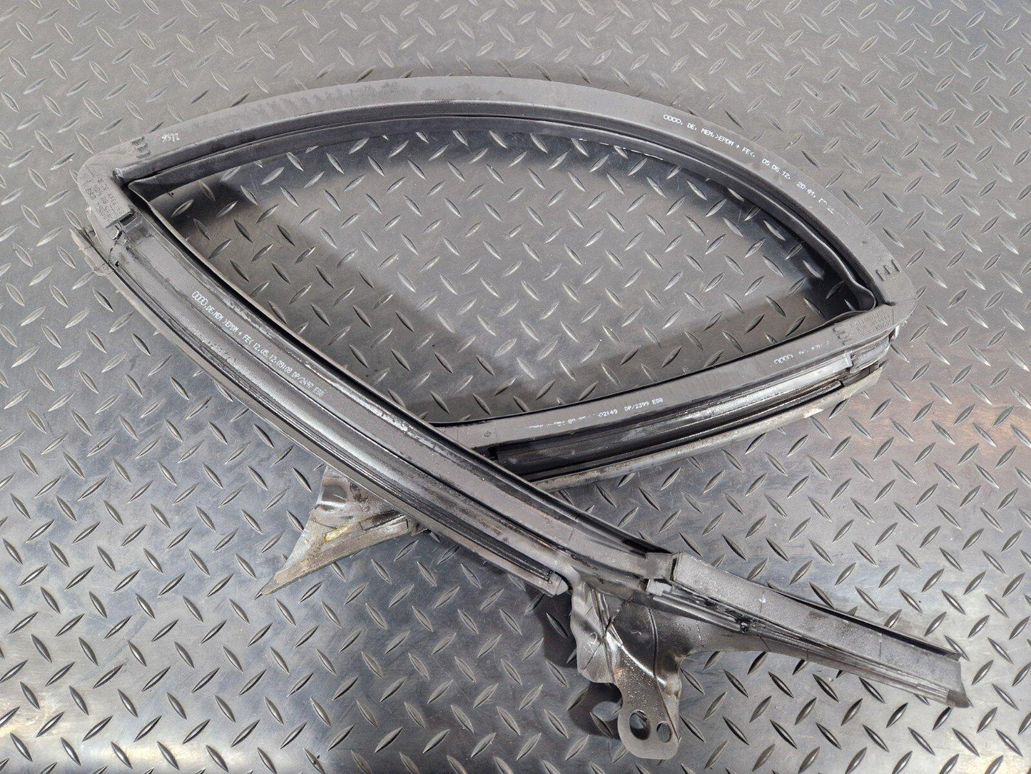 10-18 AUDI A7 4G S-LINE REAR RIGHT DOOR UPPER RUBBER WEATHER SEAL 4G8845696