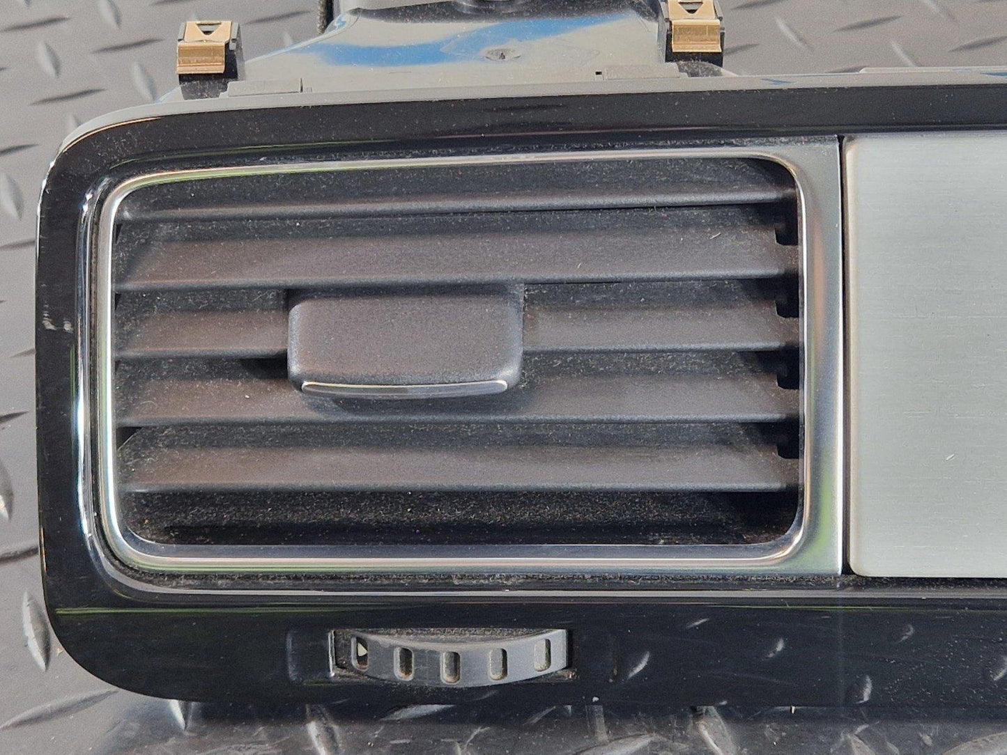 10-18 VW TOUAREG 7P GENUINE RIGHT DASHBOARD TRIM WITH VENTS 7P2857189A