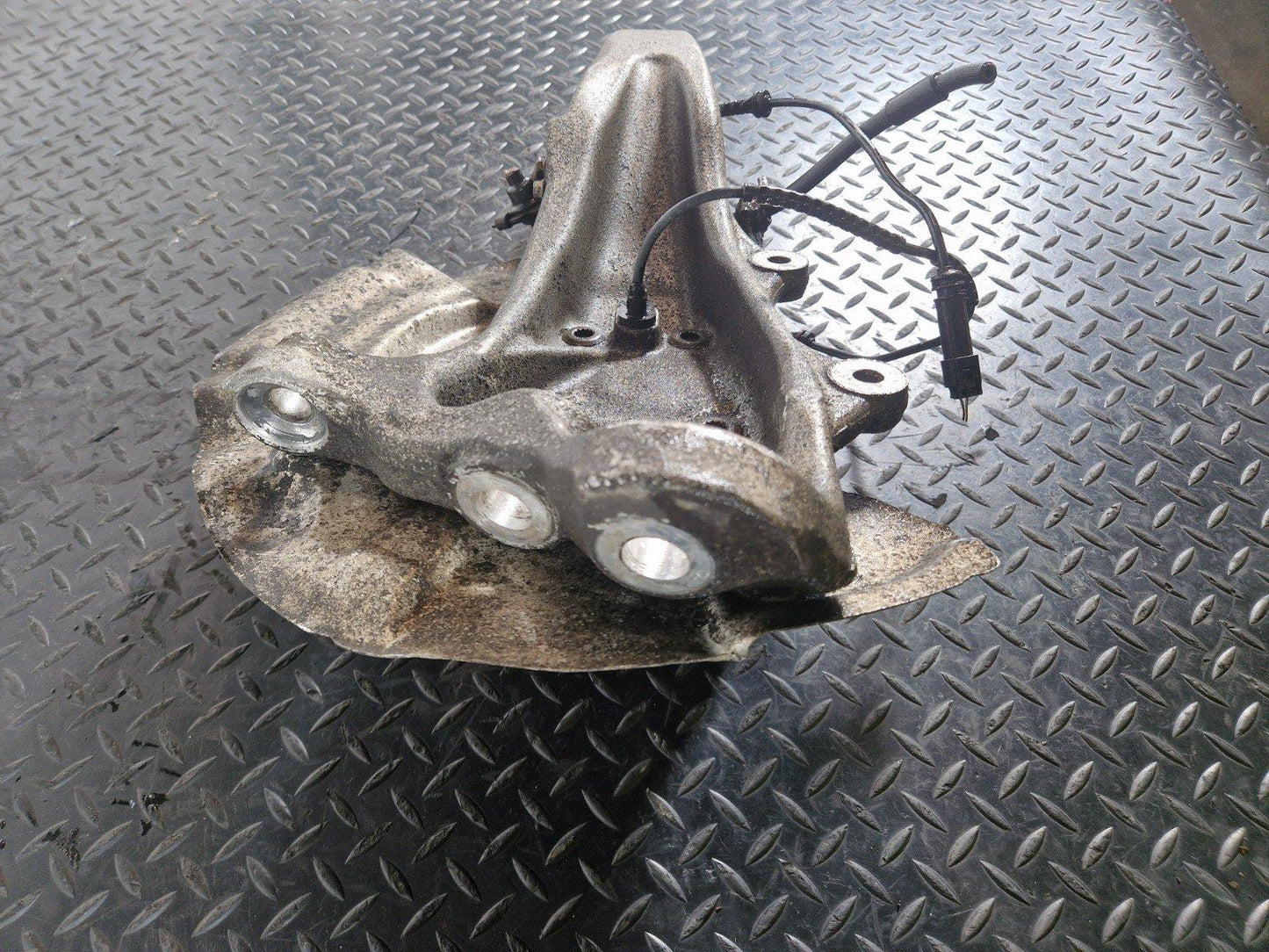 11-18 BMW 6 SERIES F13 FRONT RIGHT O/S WHEEL CARRIER HUB 6775770