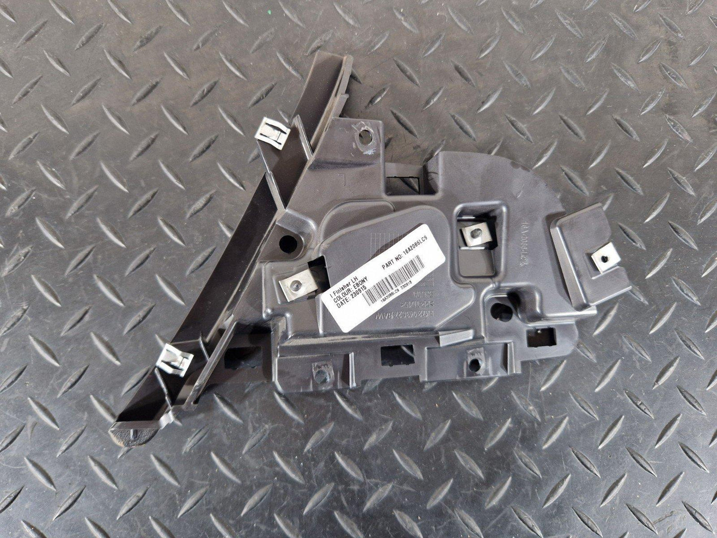 14-19 LAND ROVER L550 DISCOVERY SPORT LEFT DASH TRIM BRACKET FK72-043C27-BAW