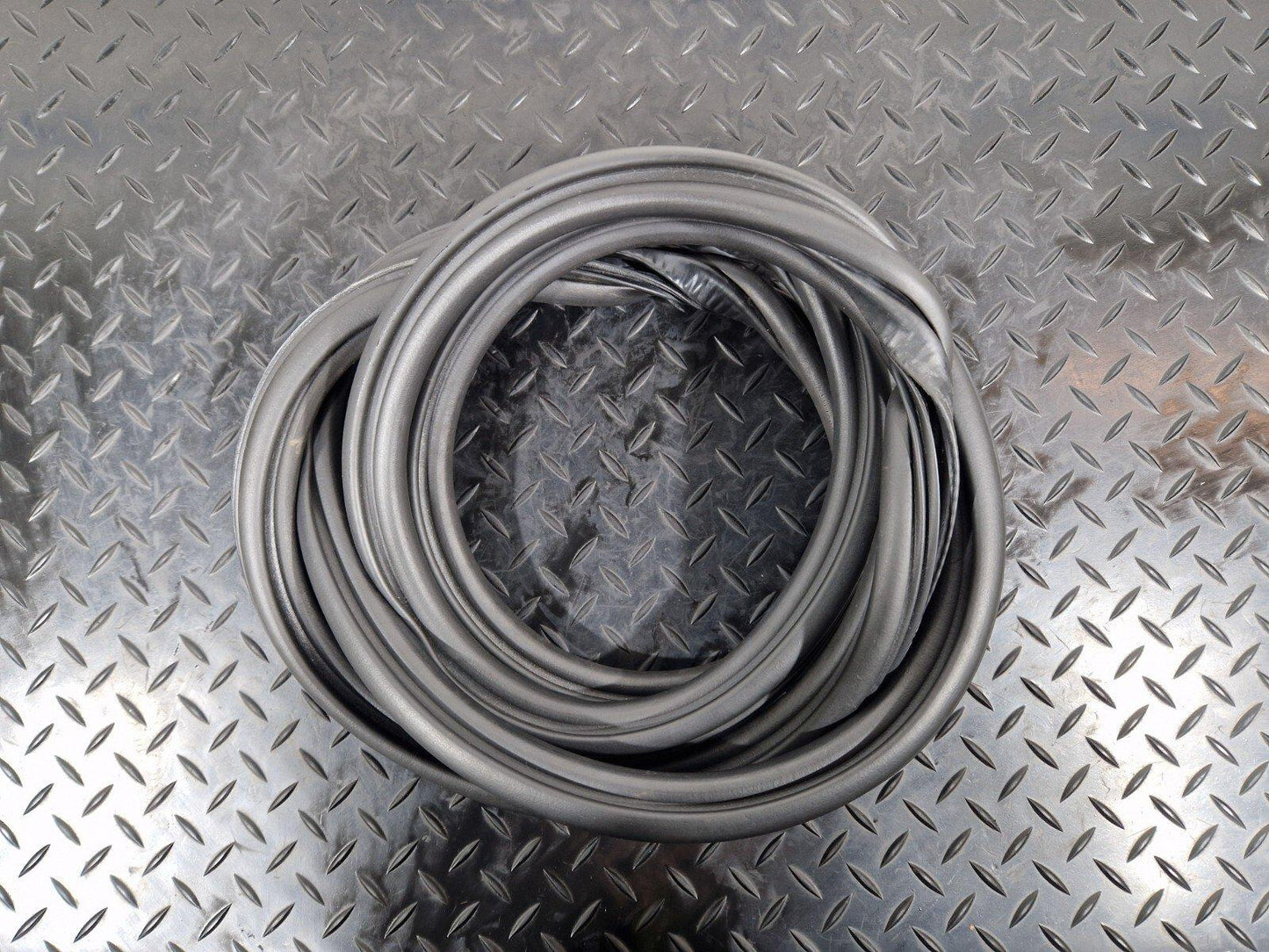 12-18 AUDI A6 C7 REAR LEFT DOOR RUBBER SEAL FITS BOTH LEFT OR RIGHT 4G5833721A