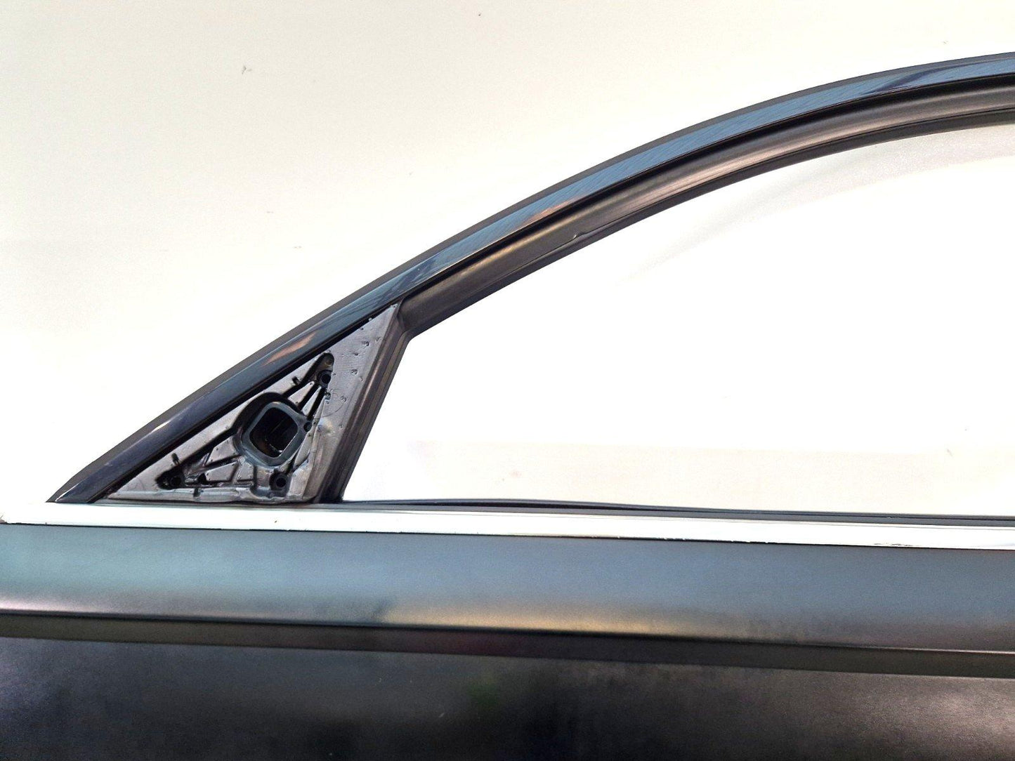12-18 AUDI A6 C7 GENUINE FRONT LEFT N/S COMPLETE DOOR BLACK (NEEDS REPAINTING)
