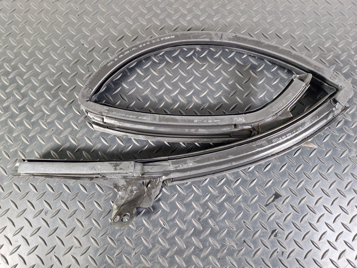 10-18 AUDI A7 4G S-LINE REAR LEFT NSR UPPER DOOR RUBBER WEATHER SEAL 4G8845695