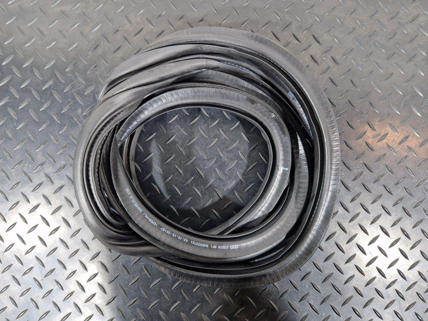 16-19 AUDI A4 B9 GENUINE REAR DOOR RUBBER SEAL FITS LEFT & RIGHT 8W5833721