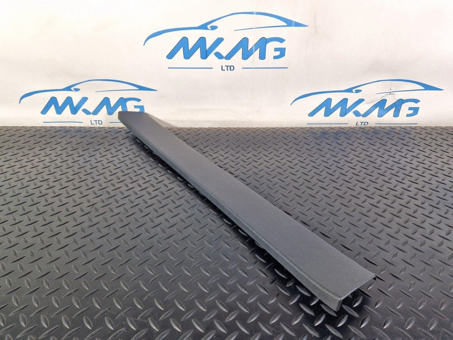 10-18 AUDI A7 4G S-LINE GENUINE CENTRE UPPER TAILGATE TRIM 4G8867606