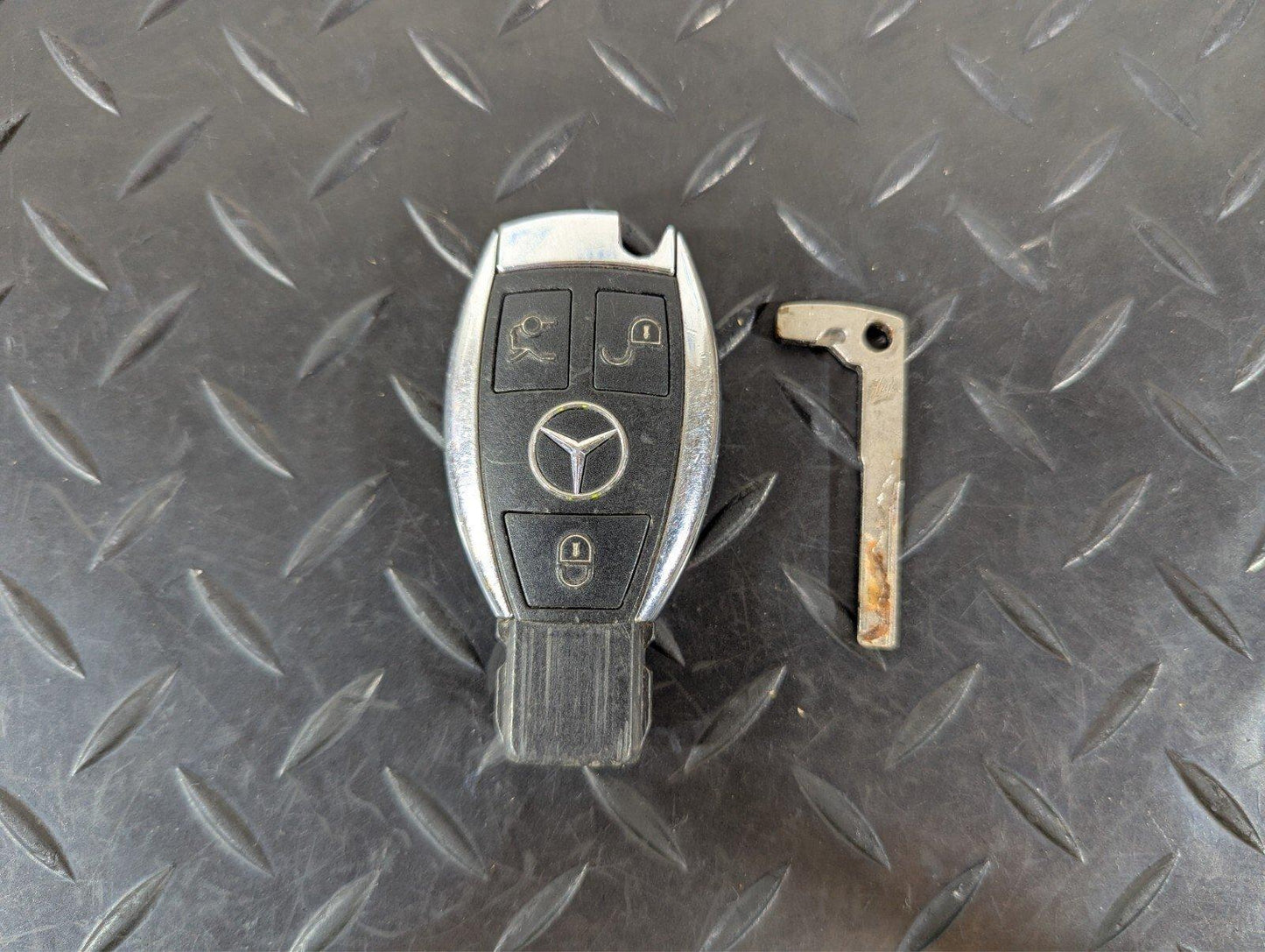 13-19 MERCEDES BENZ CLA C117 GENUINE OEM 3 BUTTON IGNITION KEY FOB A0009050039