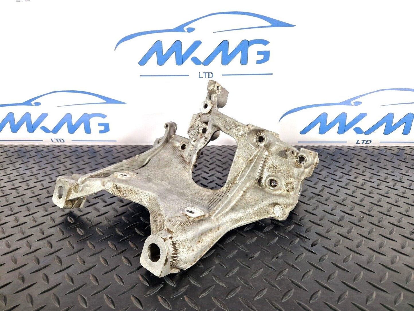 16-19 AUDI A4 B9 FRONT LEFT N/S LEFT SIDE ENGINE MOUNT BRACKET 8W0399295E