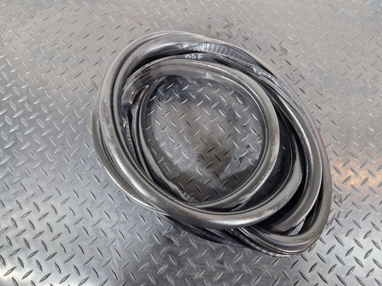 BMW 2 SERIES GRAN TOURER F45 F46 REAR TAILGATE BOOTLID RUBBER SEAL 7474443