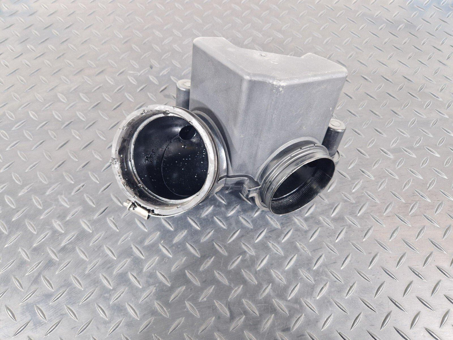 12-18 BMW 3 SERIES F30 F31 LCI AIR INTAKE RESONATOR DUCT 8601681