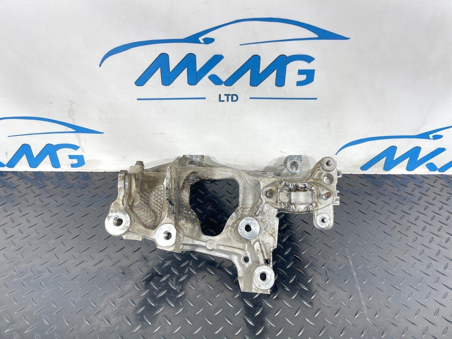 16-19 AUDI A4 B9 S-LINE QUATTRO RIGHT SIDE ENGINE MOUNT BRACKET 8W0399296E