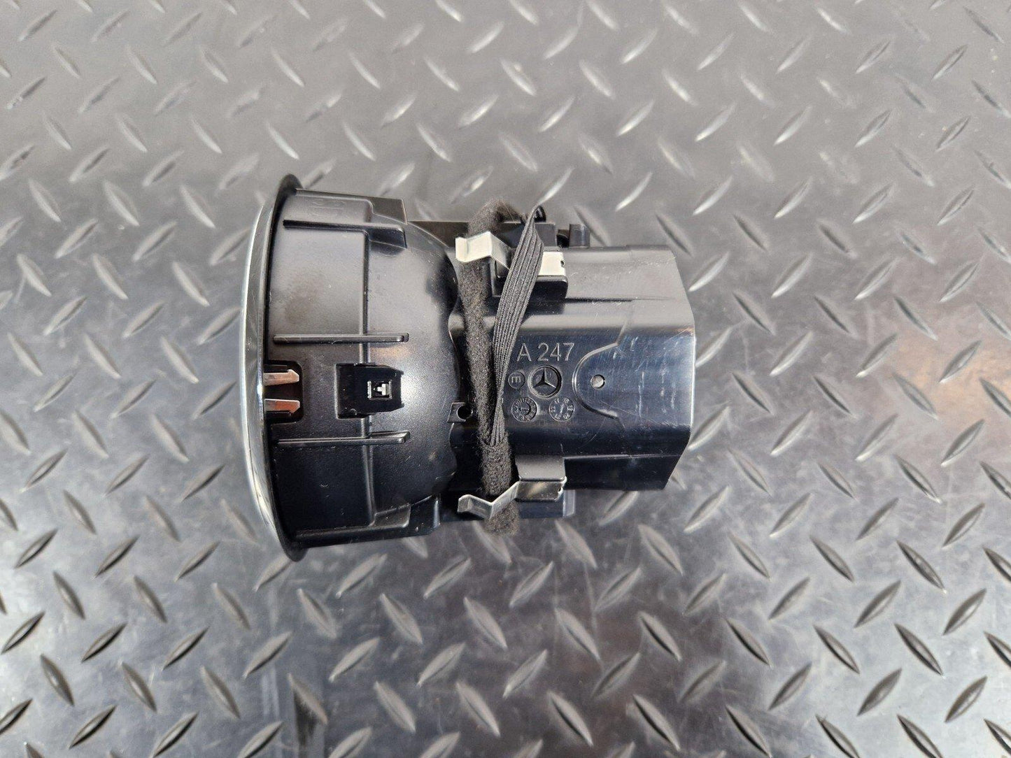 19-ON MERCEDES B CLASS W247 DASHBOARD AIR VENT FITS LEFT & RIGHT A2478307201