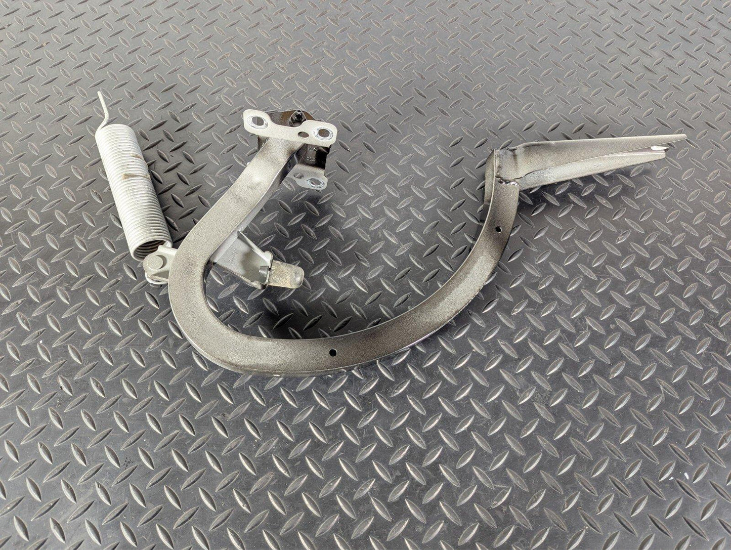 16-19 AUDI A4 B9 SALOON OEM REAR RIGHT O/S BOOT HINGE IN BLACK Y9B 8W5827302A