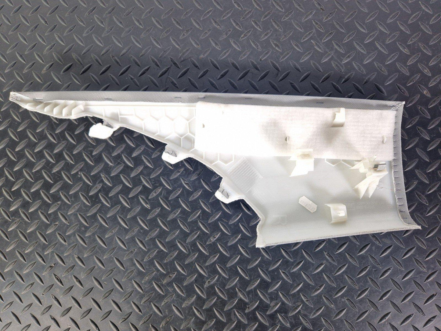 16-19 AUDI A4 B9 GENUINE OEM REAR RIGHT C-PILLAR TRIM 8W5867246B