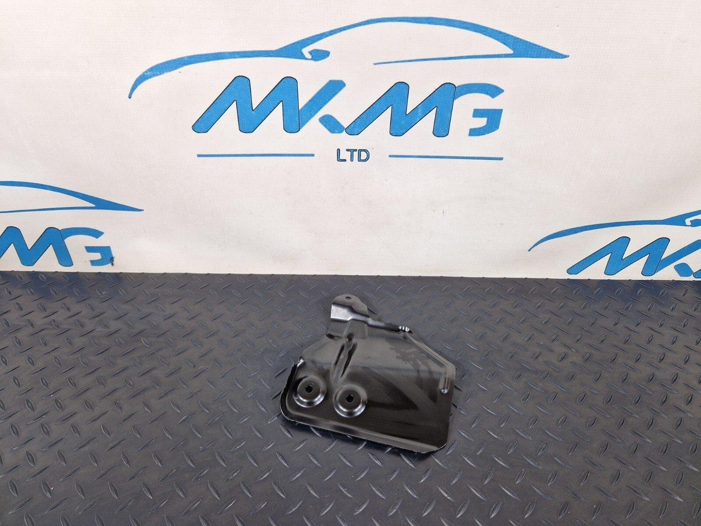 12-17 AUDI S5 CONVERTIBLE RIGHT SIDE O/S SEAT BELT ANCHOR PLATE 8F0857785B