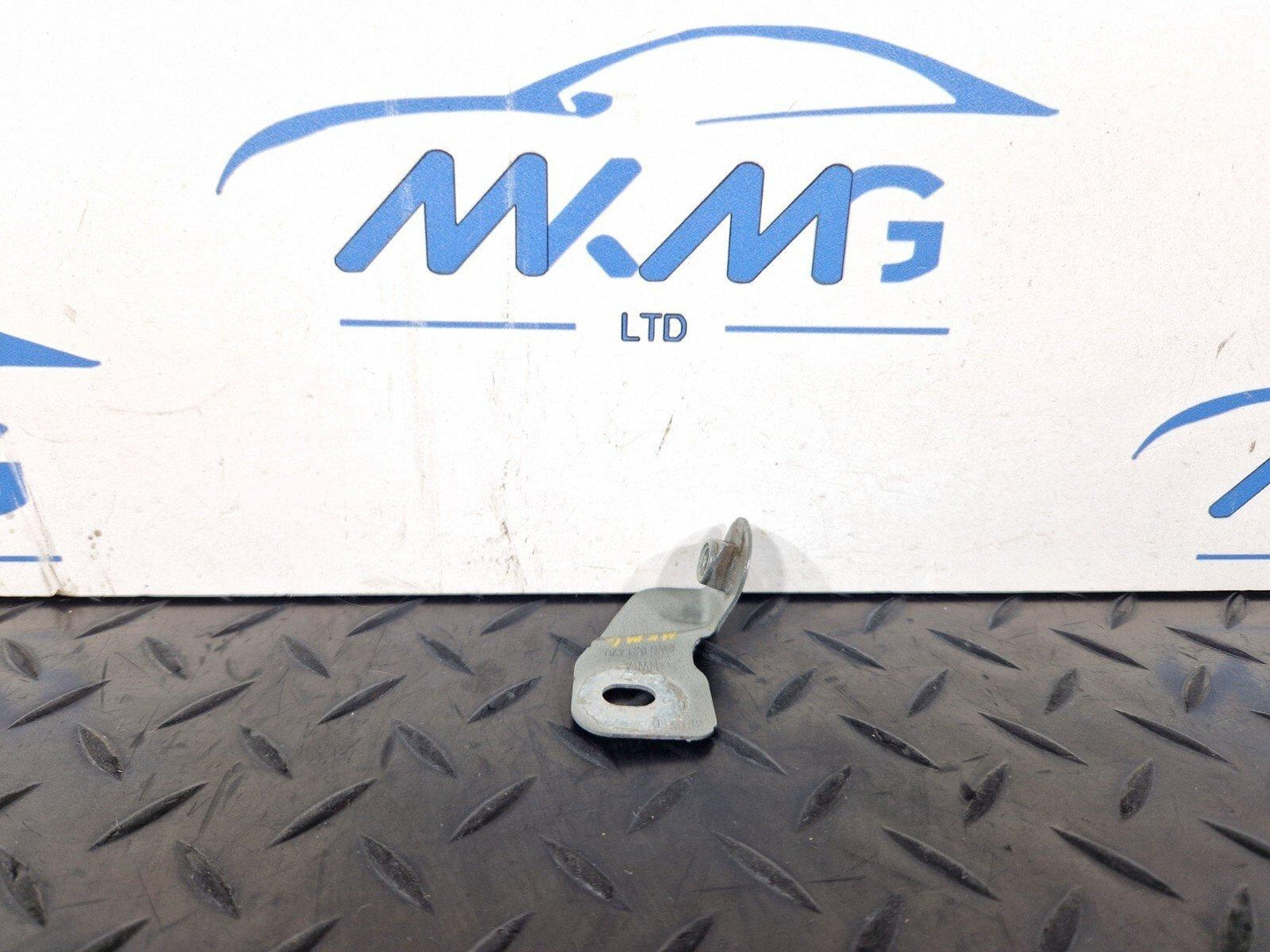 16-19 AUDI A4 B9 GENUINE OEM FRONT RIGHT DRIVER SIDE WING BRACKET 8W0821470