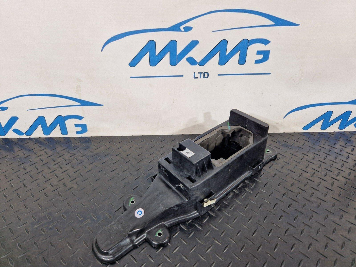 17-20 VW GOLF MK7.5 GEAR STICK SURROUND MOUNTING BRACKET 5GE864761